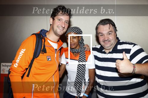 Schiphol 9 augustus 2021
Aankomst olympische sporters op schiphol in hotel Hilton. Sifan hassan met manager en een fan