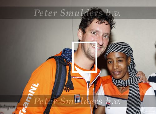 Schiphol 9 augustus 2021
Aankomst olympische sporters op schiphol in hotel Hilton. Sifan hassan met manager en een fan