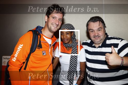Schiphol 9 augustus 2021
Aankomst olympische sporters op schiphol in hotel Hilton. Sifan hassan met manager en een fan