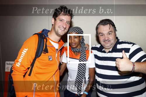 Schiphol 9 augustus 2021
Aankomst olympische sporters op schiphol in hotel Hilton. Sifan hassan met manager en een fan