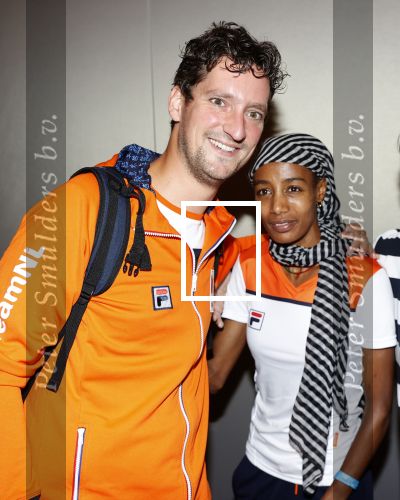 Schiphol 9 augustus 2021
Aankomst olympische sporters op schiphol in hotel Hilton. Sifan hassan met manager en een fan