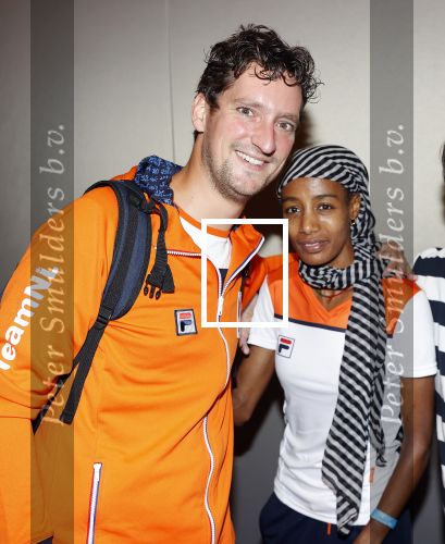 Schiphol 9 augustus 2021
Aankomst olympische sporters op schiphol in hotel Hilton. Sifan hassan met manager en een fan