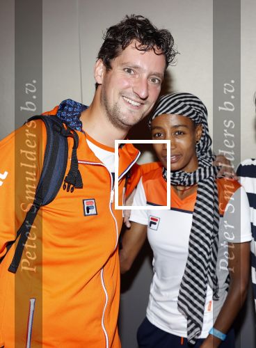 Schiphol 9 augustus 2021
Aankomst olympische sporters op schiphol in hotel Hilton. Sifan hassan met manager en een fan