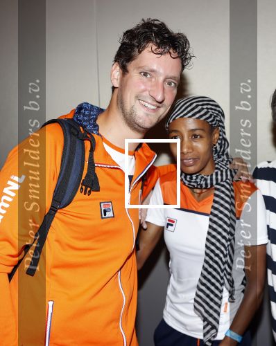 Schiphol 9 augustus 2021
Aankomst olympische sporters op schiphol in hotel Hilton. Sifan hassan met manager en een fan