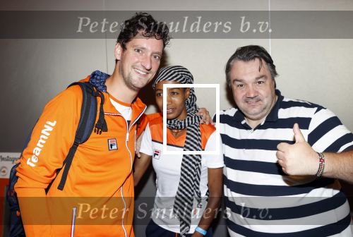 Schiphol 9 augustus 2021
Aankomst olympische sporters op schiphol in hotel Hilton. Sifan hassan met manager en een fan