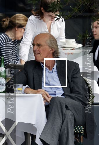 Amsterdam 20 augustus 2021
Advocaat Stefan Kalff en oud miss nederland organisator Hans Konings op terras.
