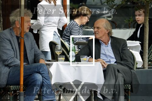 Amsterdam 20 augustus 2021
Advocaat Stefan Kalff en oud miss nederland organisator Hans Konings op terras.