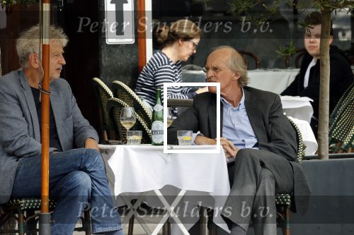 Amsterdam 20 augustus 2021
Advocaat Stefan Kalff en oud miss nederland organisator Hans Konings op terras.