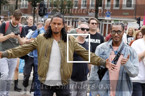 Amsterdam 21 augustus 2021
Demonstratie Mute us in amsterdam . Er zijn meerdere djs aanwezig zoals Sunnery James Ryan Marciano Ronald Molendijk Fred v Leer Sidney Brandeis en Menno Kohler.