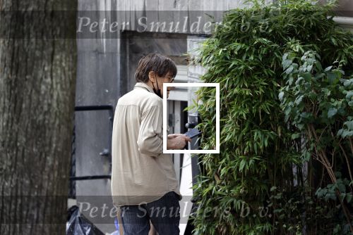 Amsterdam 13 augustus 2021
Wim T Schippers voor zijn huis op de wallen.