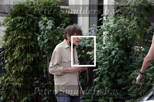 Amsterdam 13 augustus 2021
Wim T Schippers voor zijn huis op de wallen.