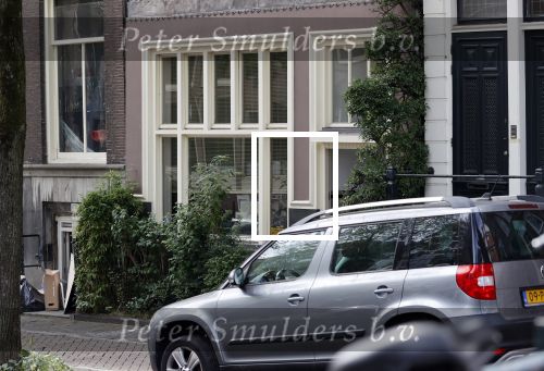 Amsterdam 13 augustus 2021
Wim T Schippers voor zijn huis op de wallen.