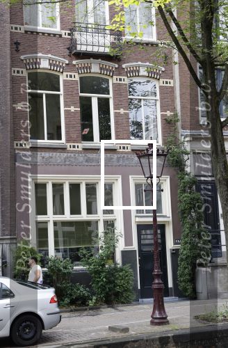 Amsterdam 13 augustus 2021
Wim T Schippers voor zijn huis op de wallen.