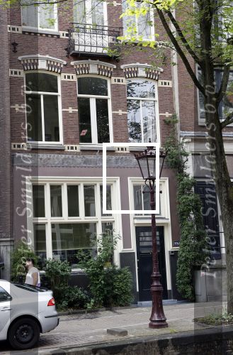 Amsterdam 13 augustus 2021
Wim T Schippers voor zijn huis op de wallen.