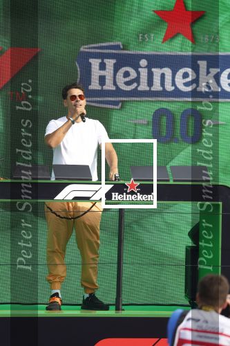 Zandvoort 4 september 2022
Afrojack ( Nick v d Wall) draait op de nederlandse F1 Grand Prix op circuit Zandvoort.