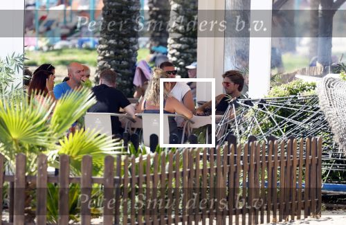 Spanje 4 augustus 2022
Andre Hazes viert vakantie in Spanje met zijn moeder tante en neven. De tattoo 1212 is bijna weg gelaserd .