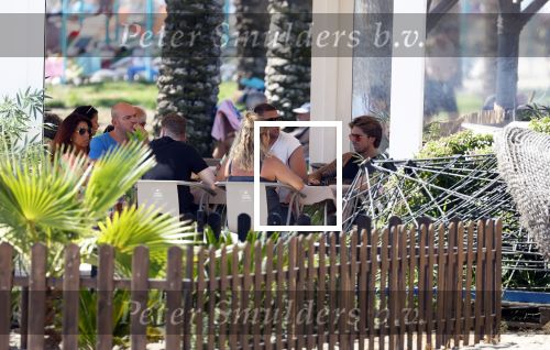 Spanje 4 augustus 2022
Andre Hazes viert vakantie in Spanje met zijn moeder tante en neven. De tattoo 1212 is bijna weg gelaserd .