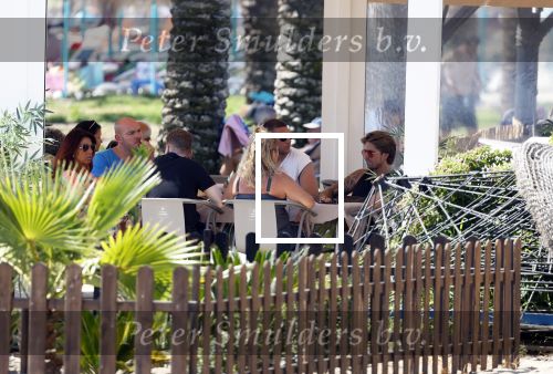 Spanje 4 augustus 2022
Andre Hazes viert vakantie in Spanje met zijn moeder tante en neven. De tattoo 1212 is bijna weg gelaserd .