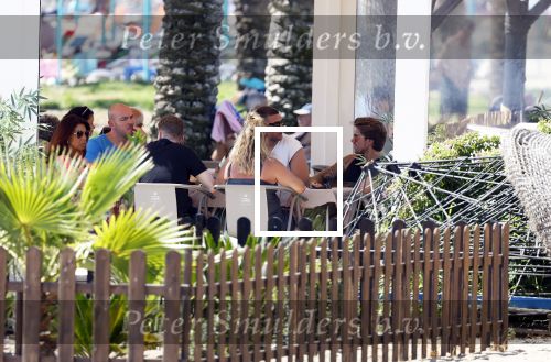 Spanje 4 augustus 2022
Andre Hazes viert vakantie in Spanje met zijn moeder tante en neven. De tattoo 1212 is bijna weg gelaserd .