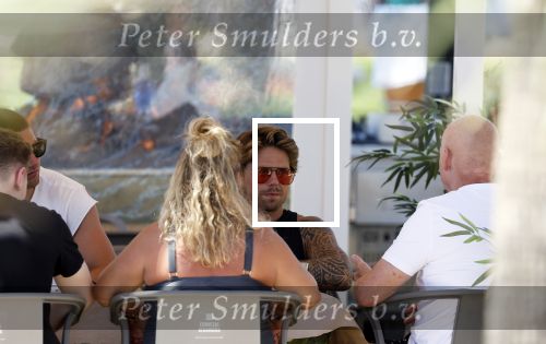 Spanje 4 augustus 2022
Andre Hazes viert vakantie in Spanje met zijn moeder tante en neven. De tattoo 1212 is bijna weg gelaserd .