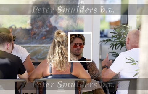 Spanje 4 augustus 2022
Andre Hazes viert vakantie in Spanje met zijn moeder tante en neven. De tattoo 1212 is bijna weg gelaserd .