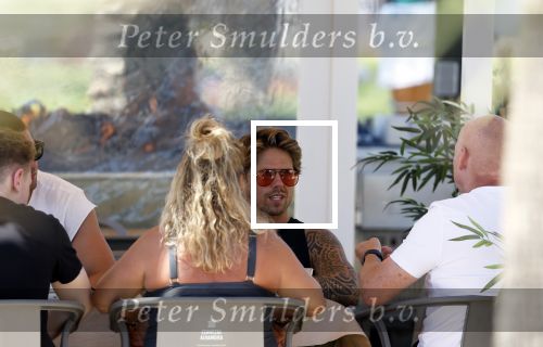 Spanje 4 augustus 2022
Andre Hazes viert vakantie in Spanje met zijn moeder tante en neven. De tattoo 1212 is bijna weg gelaserd .