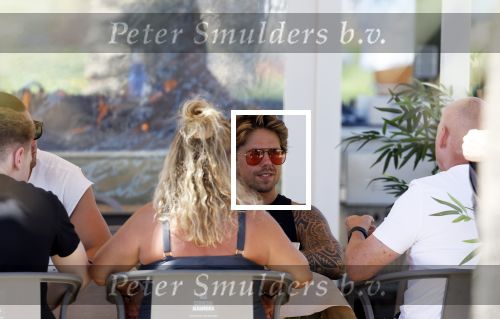 Spanje 4 augustus 2022
Andre Hazes viert vakantie in Spanje met zijn moeder tante en neven. De tattoo 1212 is bijna weg gelaserd .
