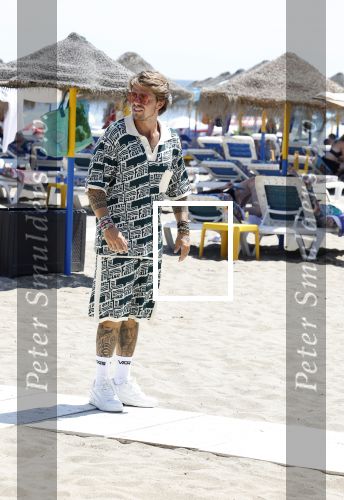 Spanje 4 augustus 2022
Andre Hazes viert vakantie in Spanje met zijn moeder tante en neven. De tattoo 1212 is bijna weg gelaserd .