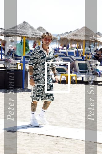 Spanje 4 augustus 2022
Andre Hazes viert vakantie in Spanje met zijn moeder tante en neven. De tattoo 1212 is bijna weg gelaserd .