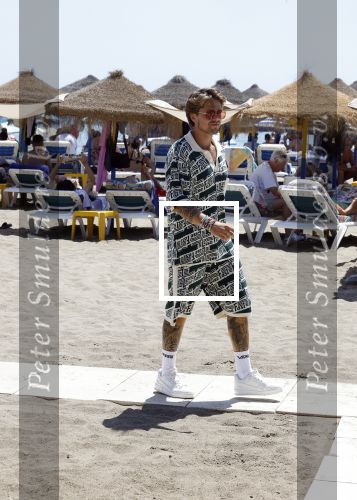 Spanje 4 augustus 2022
Andre Hazes viert vakantie in Spanje met zijn moeder tante en neven. De tattoo 1212 is bijna weg gelaserd .