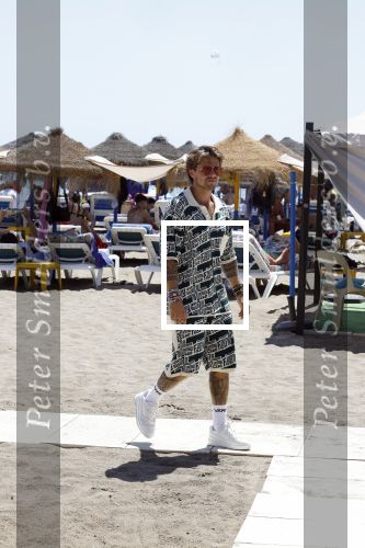 Spanje 4 augustus 2022
Andre Hazes viert vakantie in Spanje met zijn moeder tante en neven. De tattoo 1212 is bijna weg gelaserd .