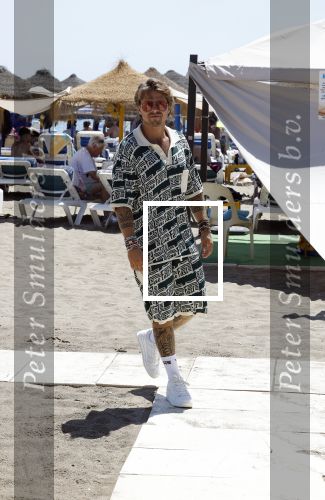 Spanje 4 augustus 2022
Andre Hazes viert vakantie in Spanje met zijn moeder tante en neven. De tattoo 1212 is bijna weg gelaserd .