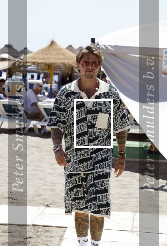 Spanje 4 augustus 2022
Andre Hazes viert vakantie in Spanje met zijn moeder tante en neven. De tattoo 1212 is bijna weg gelaserd .