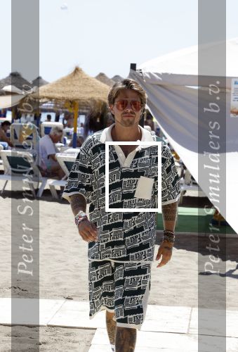Spanje 4 augustus 2022
Andre Hazes viert vakantie in Spanje met zijn moeder tante en neven. De tattoo 1212 is bijna weg gelaserd .