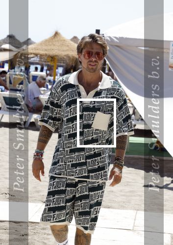Spanje 4 augustus 2022
Andre Hazes viert vakantie in Spanje met zijn moeder tante en neven. De tattoo 1212 is bijna weg gelaserd .