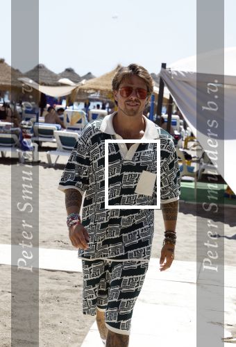 Spanje 4 augustus 2022
Andre Hazes viert vakantie in Spanje met zijn moeder tante en neven. De tattoo 1212 is bijna weg gelaserd .