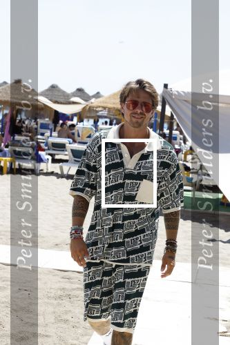 Spanje 4 augustus 2022
Andre Hazes viert vakantie in Spanje met zijn moeder tante en neven. De tattoo 1212 is bijna weg gelaserd .