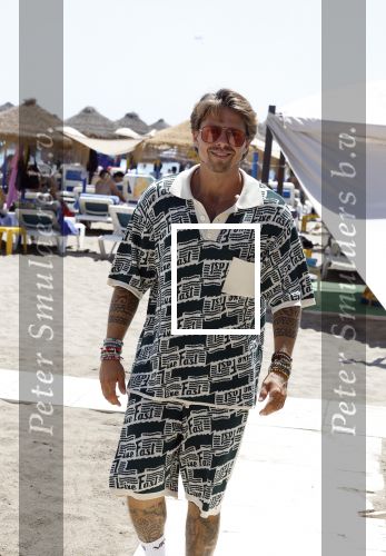 Spanje 4 augustus 2022
Andre Hazes viert vakantie in Spanje met zijn moeder tante en neven. De tattoo 1212 is bijna weg gelaserd .