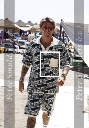 Spanje 4 augustus 2022
Andre Hazes viert vakantie in Spanje met zijn moeder tante en neven. De tattoo 1212 is bijna weg gelaserd .