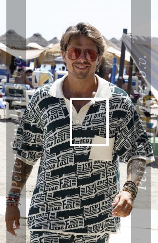 Spanje 4 augustus 2022
Andre Hazes viert vakantie in Spanje met zijn moeder tante en neven. De tattoo 1212 is bijna weg gelaserd .