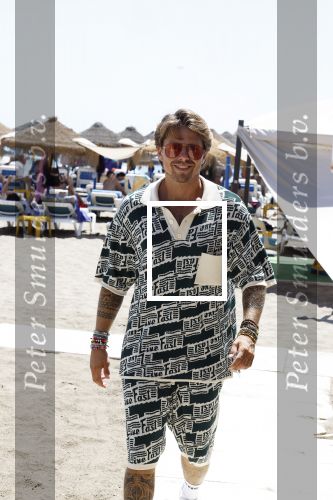 Spanje 4 augustus 2022
Andre Hazes viert vakantie in Spanje met zijn moeder tante en neven. De tattoo 1212 is bijna weg gelaserd .