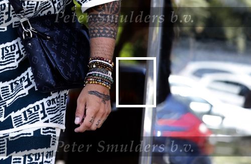 Spanje 4 augustus 2022
Andre Hazes viert vakantie in Spanje met zijn moeder tante en neven. De tattoo 1212 is bijna weg gelaserd .