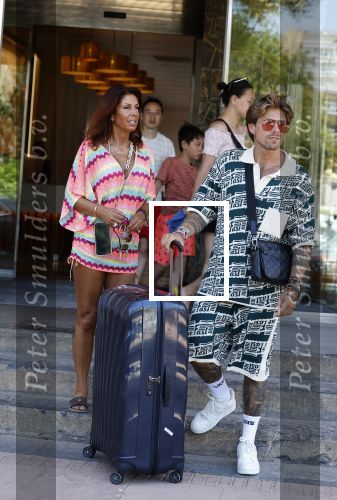 Spanje 4 augustus 2022
Andre Hazes viert vakantie in Spanje met zijn moeder tante en neven. De tattoo 1212 is bijna weg gelaserd .