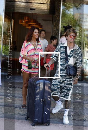 Spanje 4 augustus 2022
Andre Hazes viert vakantie in Spanje met zijn moeder tante en neven. De tattoo 1212 is bijna weg gelaserd .