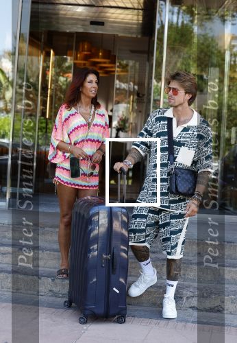 Spanje 4 augustus 2022
Andre Hazes viert vakantie in Spanje met zijn moeder tante en neven. De tattoo 1212 is bijna weg gelaserd .