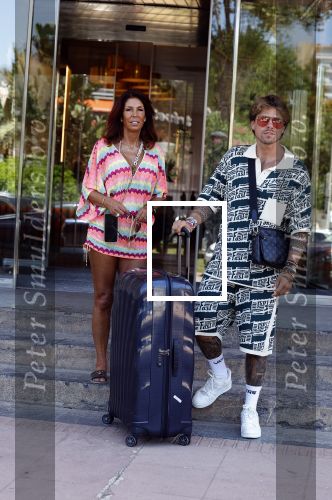 Spanje 4 augustus 2022
Andre Hazes viert vakantie in Spanje met zijn moeder tante en neven. De tattoo 1212 is bijna weg gelaserd .