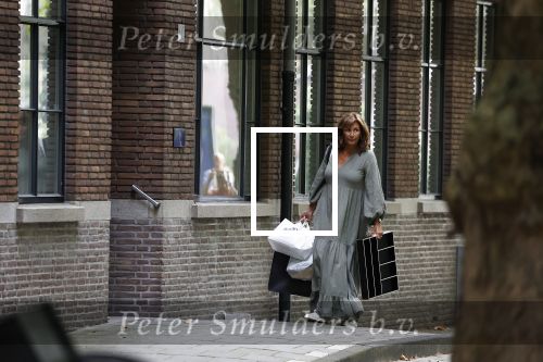 Amsterdam 21 augustus 2022
Astrid Joosten en haar man Rob Peters arriveren met boodschappen bij hun huis in Amsterdam zuid