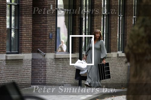 Amsterdam 21 augustus 2022
Astrid Joosten en haar man Rob Peters arriveren met boodschappen bij hun huis in Amsterdam zuid