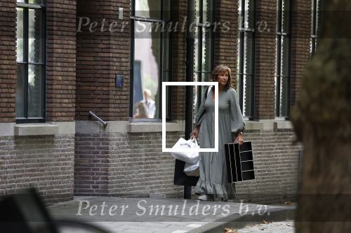 Amsterdam 21 augustus 2022
Astrid Joosten en haar man Rob Peters arriveren met boodschappen bij hun huis in Amsterdam zuid
