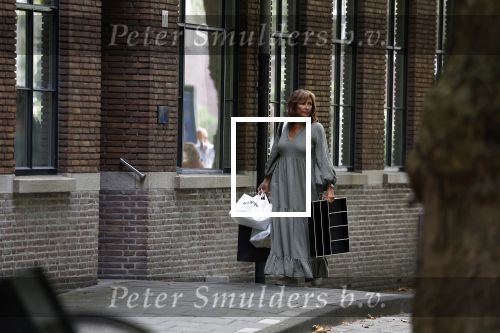 Amsterdam 21 augustus 2022
Astrid Joosten en haar man Rob Peters arriveren met boodschappen bij hun huis in Amsterdam zuid